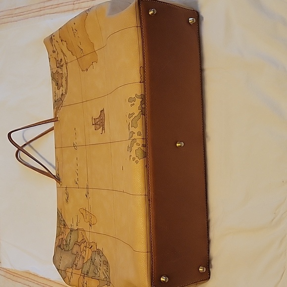 Alviero Martini tote bag. 18" wide 13" deep with 5" strap. - Picture 2 of 6